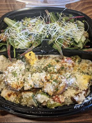 Cajun pasta with the side salad (love my greens) that everyone talks about 🥰🔥 at I-tal Garden in New Orleans