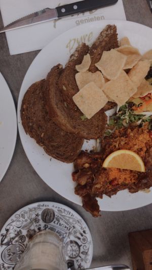 Vegan kipsaté met brood en cassave kroepoek  at Pure in Uden