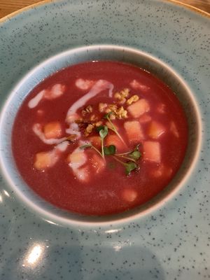 Apfel-Rotebeete-Suppe vom Tagesmenü  at Mandala Étterem in Pecs