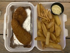 Vegan lekkerbek: Fried vegan fish with chips and a remoulade sauce. at De Beren in Goes