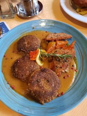 Buchweizen Reis Laibchen mit gebackenen Kürbis in Kastaniensauce...wie alles beim Bambiwirt sehr zu empfehlen 💖 at Der Bambiwirt in Reichendorf