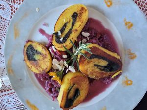 Spinat-Kartoffel-Rouladen auf Rotkraut (variiert je nach Saison)  at Der Bambiwirt in Reichendorf