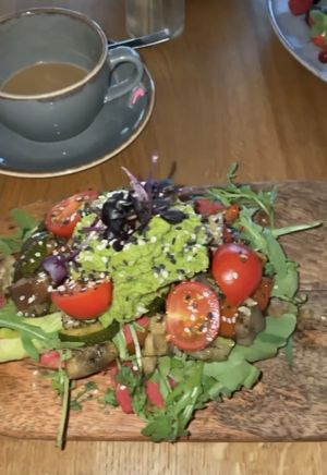 Brot mit Hummus + Veggies at SOUL - Vegan Coffee Bar in Hamburg