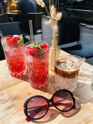 Limo  und Eis Cappuccino mit Haselnuss Milch  at SOUL - Vegan Coffee Bar in Hamburg