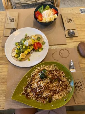 Models, pancakes and aquí bowl   at Boa Beach in Valencia