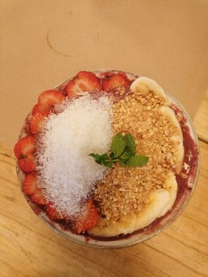Açaí bowl at Boa Beach in Valencia