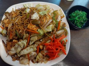 Vegan yakisoba at Suehiro Mini in Los Angeles