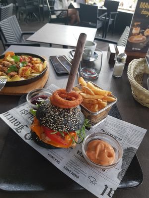 Black pulled burger at Kavarna Q - Tabor in Maribor