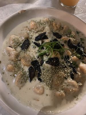 Ñoquis con salsa crema y hongos   at Mudra in Buenos Aires