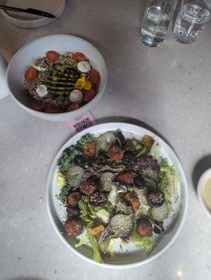 Quinoa caprese y ensalada Caesar at Mudra in Buenos Aires
