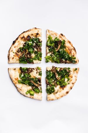 | PIZZA DE TRUFA Y GÍRGOLAS |

Crema de trufas | Gírgolas | Kale at Mudra in Buenos Aires