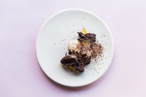 | CHOCO & WHISKY |

Bizcochuelo Húmedo de Chocolate | Crema de Vainilla | Ganache de Chocolate | Whisky
 at Mudra in Buenos Aires