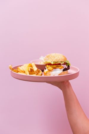 | HAMBURGUESA DE REMOLACHA |

Plátano Maduro | Queso | Tari | Cebollas Caramelizadas | Lechuga | Tomate | Papas Fritas
 at Mudra in Buenos Aires