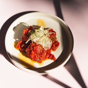 | ALBÓNDIGAS 

Salsa de tomate | Albóndigas de lentejas | Ricota de cajú | Hinojos | Hierbas at Mudra in Buenos Aires