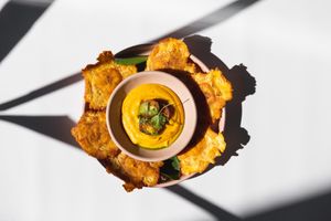 | QUESO FUNDIDIO |

Chips de Plátano | Queso Cheddar | Salsa Verde at Mudra in Buenos Aires