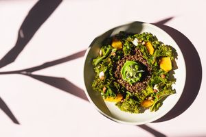 
| SÚPER KALE |

Kale | Calabaza | Lentejas | Harissa | Queso de Cabra | Naranja at Mudra in Buenos Aires