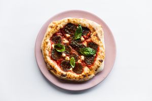 | PIZZA DE CHORIZO |

Queso de arroz | Pomodoro | Albahaca at Mudra in Buenos Aires