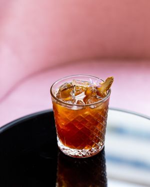 | EL CURAMALES |

Whisky | Jengibre | Kombucha | Miel de Caña | Flor Comestible at Mudra in Buenos Aires