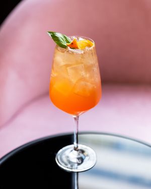 BASIL SPRITZ

Spritz | Torrontés Orgánico | Espumante | Kefir | Tintura de Albahaca
 at Mudra in Buenos Aires