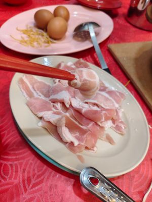 食物非常好吃，尤其是药材汤底
老板娘很认真服务我们，还送了我们一盘肉
只能说是好评。 at Restoran Tuan Yuan 团圆火锅饭店 in Pahang