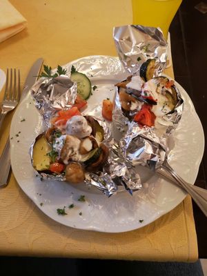 Vegane Folienkartoffeln "Italien" gefüllt mit Champignons, Zucchini, Tomate und Knoblauch Sahne Soße at Die Knolle in Hamm