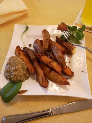 Vegane Rosmarinkartoffeln mit Tomaten-Papirka Pesto at Die Knolle in Hamm