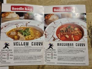 Boekje over curry opties at The Noodle Bar in Brussels