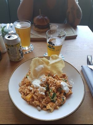 Vegan tikka masala and vegan burger at Gastropub Van Kinsbergen in The Hague