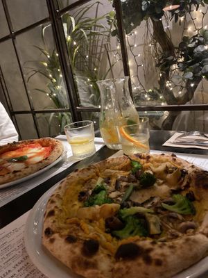 Vegane Pizza mit Kürbissoße  at Valdo Gatti in Lisbon