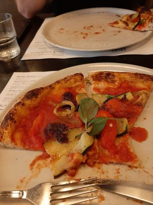 Vegan pizza at Valdo Gatti in Lisbon