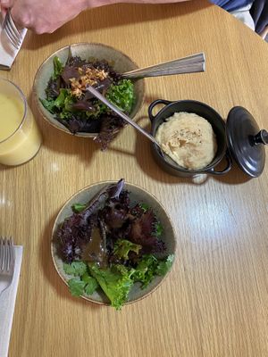 Saladas e puré de lentilhas   at Kukicha in Leiria
