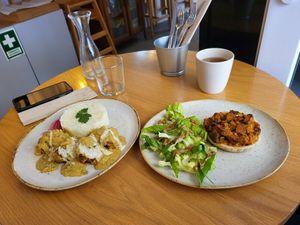 Gluten-free quiche and Indian-style meatballs at Kukicha in Leiria