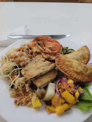 Massinha com molho rosée, grao de bico, Berinjela à milanesa, pastel de pts perfeito, sunomomo, ceboche de manga, lasanha de tomate, arroz de forno. Tudo incrível. at Mamma Veg in Santa Maria