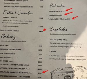 Menu of post-security, some vegan items highlighted with red arrow at EZE - Le Pain Quotidien - TB in Buenos Aires