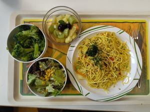 Mienudel-Gemüsepfanne "vietnamesische Art" und Beilagen at Mensa Tarforst in Trier