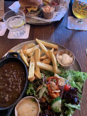 Mijn stoofpotje👍🏼👍🏼. De getriggerde vegans onder ons, mams zat te smikkelen van haar met 3 soorten vlees belegde burger hahaha. Tsja. De een is de ander niet. Heerlijk  at Local in Maastricht