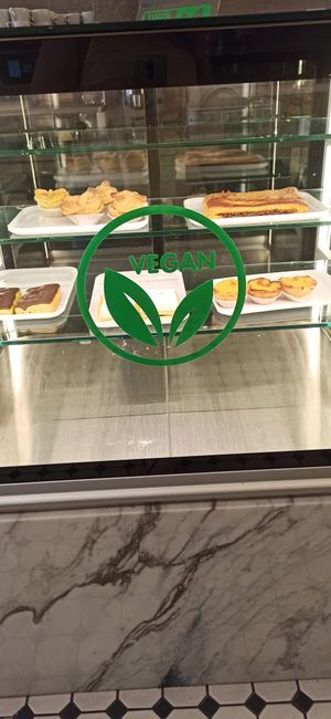 Montra de produtos vegan at Pastelaria Tupi in Porto