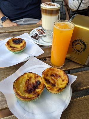 breakfast at Pastelaria Tupi in Porto