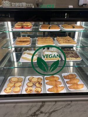 Display of vegan food at Pastelaria Tupi in Porto