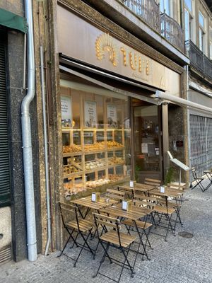 Entrance at Pastelaria Tupi in Porto