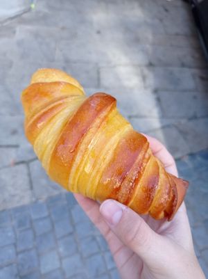 Croissant vegano at Pastelaria Tupi in Porto