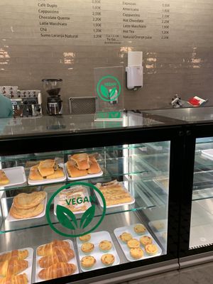 Vegan options 🙏🏻🍀 at Pastelaria Tupi in Porto