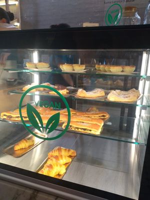 Vitrina vegana at Pastelaria Tupi in Porto