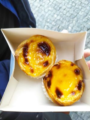 Pasteles de nata veganos at Pastelaria Tupi in Porto
