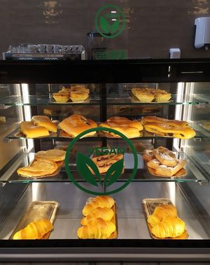 Opciones veganas at Pastelaria Tupi in Porto