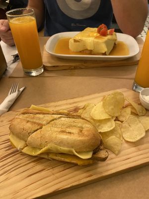 Veganer Hotdog und vegane Francesinha  at Pastelaria Tupi in Porto