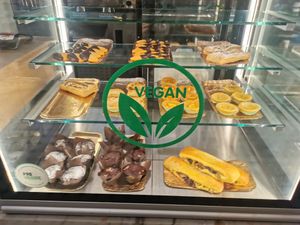 Veganes Gebäck at Pastelaria Tupi in Porto