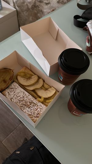 Coffee, fresh pressed Orange Juice and vegan Pastries for take away - mhhhjaaam 🤪  at Pastelaria Tupi in Porto