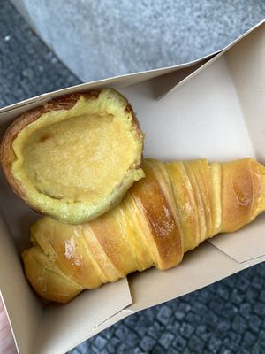 Pasta del Nata & Croissant   at Pastelaria Tupi in Porto