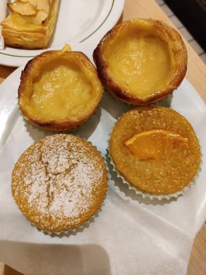 Variety of pasteis at Pastelaria Tupi in Porto